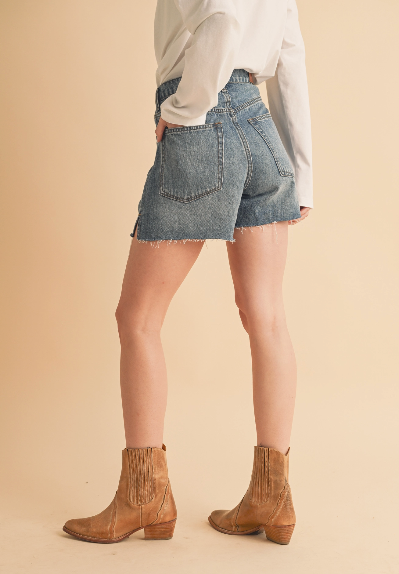 MOLLY SLIT DENIM SHORT